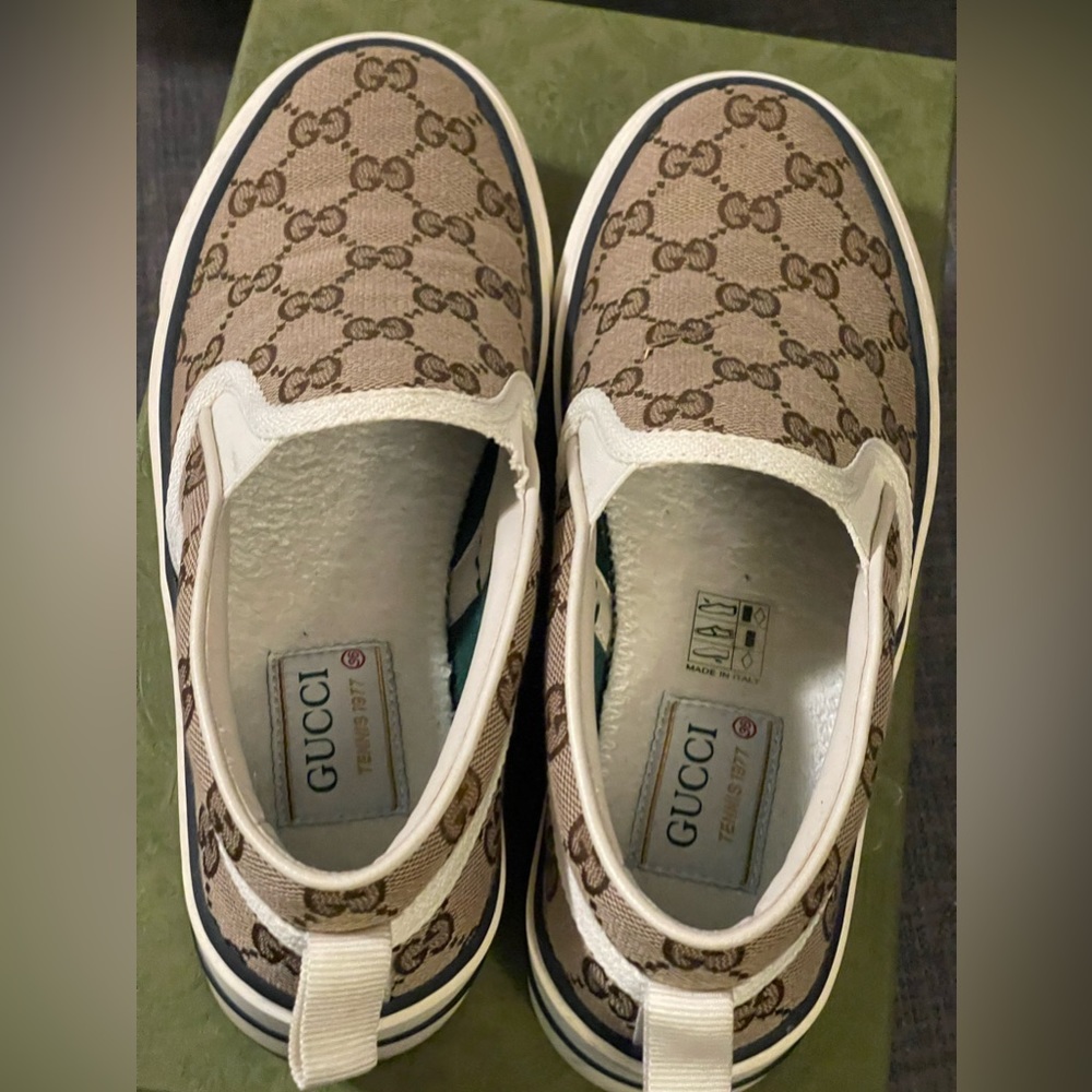 LIKE NEW Women's GUCCI 1977 slip-on sneakers in Beige/ebony GG Supreme canvas